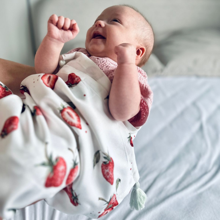 Bamboo Swaddle 75x100cm with fringes Mint I Love Strawberry