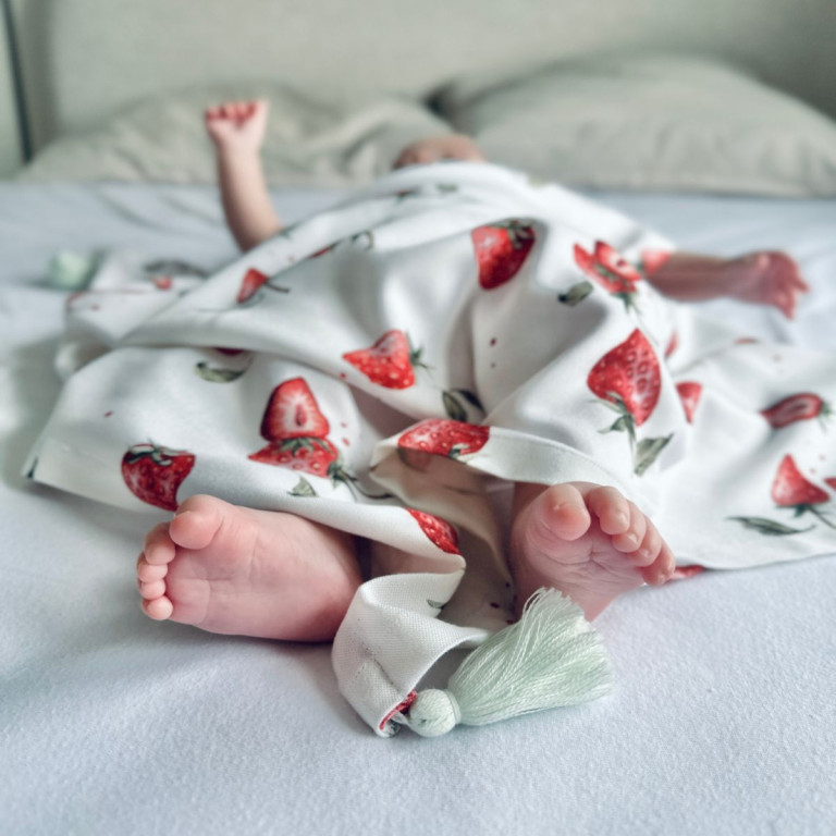 Bamboo Swaddle 75x100cm with fringes Mint I Love Strawberry
